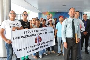 Pacientes trasplantados se concentran frente al Ministerio de Salud Pública